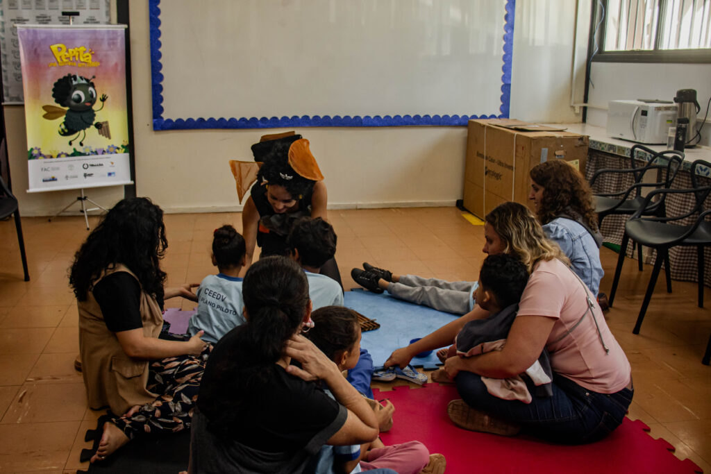 Apresentação do livro Pepita, uma abelhinha sem ferrão, feita pela Déborah Paiva para os estudantes do Centro de Ensino Especial de Deficientes Visuais (CEEDV) em Brasília.